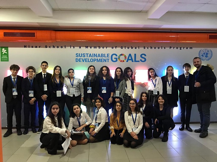 Ortaokul Öğrencilerimiz Hisar Okulları Uluslararası JMUN'da Dünya Sorunlarını Konuştu 