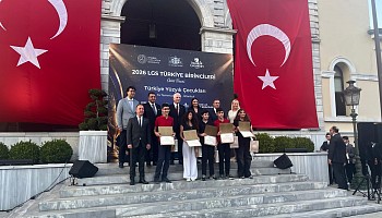 LGS Şampiyonumuz Ayten Ayşe A., Başarı Belgesini İstanbul Valisi Sayın Davut Gül’den Aldı